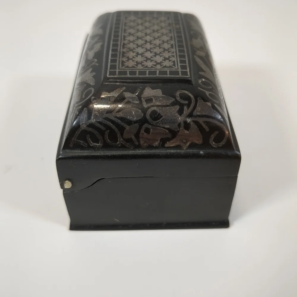 Bidri metal handcrafted floral silver inlay small trinket box